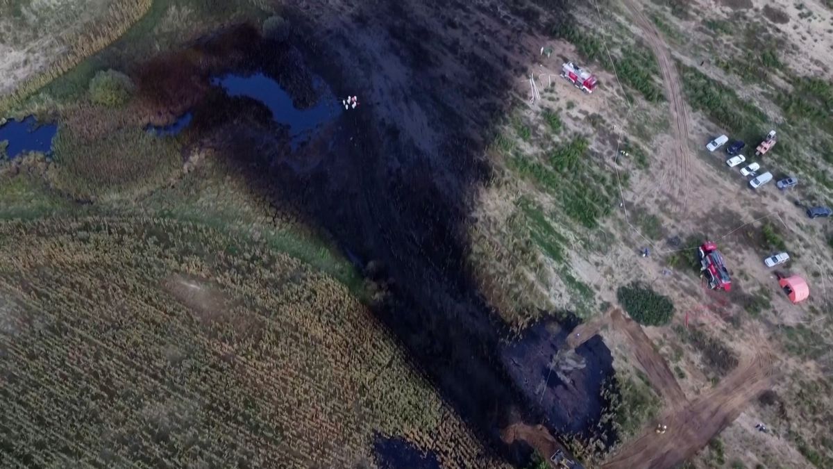Letecké záběry z Polska: Pole v místě poškození ropovodu zčernalo